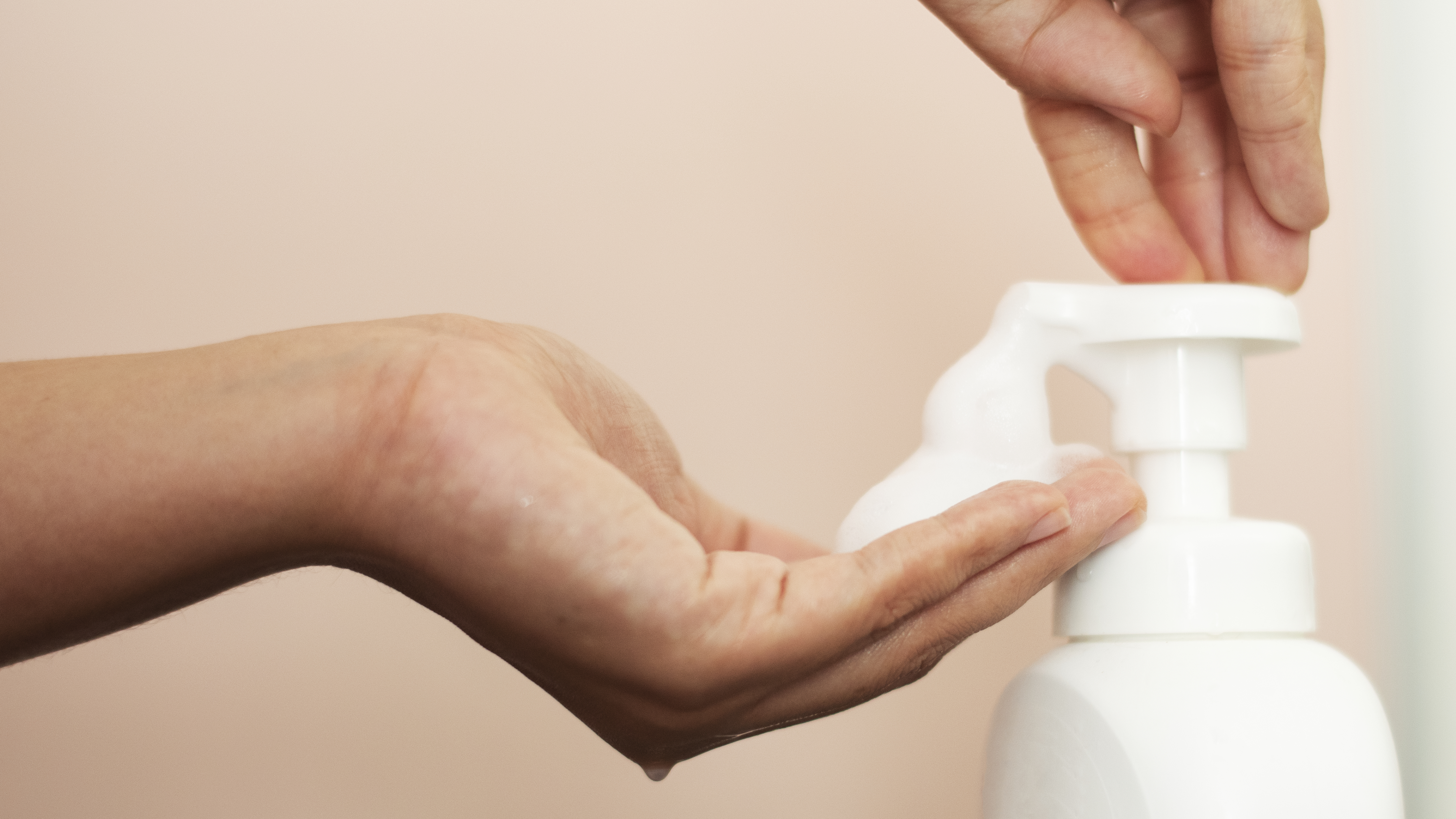 al revés sentar Adepto Es mejor el jabón de manos en espuma? | LimpialoTodo.com
