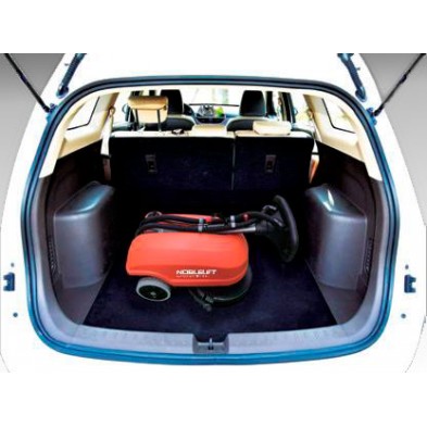 Fregadora ligera Noblelift NB380 dentro del maletero del coche plegada