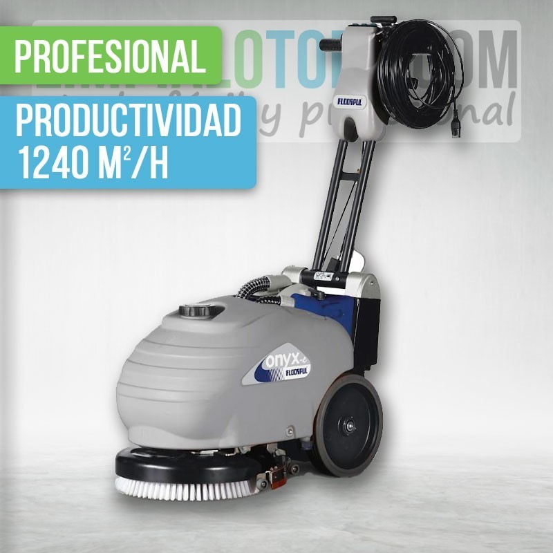 Fregadora profesional Onyx trabajando en el suelo de un garaje comunitario