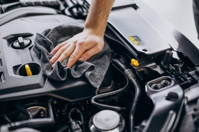 How to clean the car engine without damaging it